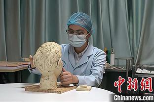 中国香港专家吐槽：苏亚雷斯还穿了球鞋，梅西连球鞋都没穿